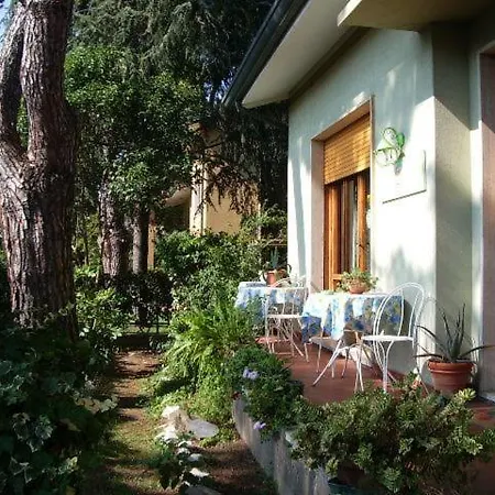 Alojamento de Acomodação e Pequeno-almoço La Casa Nei Pini Viareggio