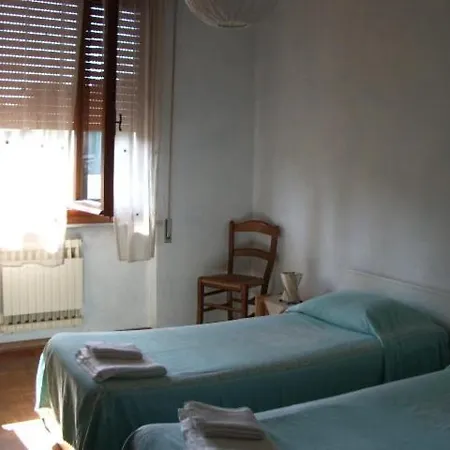 לינה וארוחת בוקר La Casa Nei Pini 2*